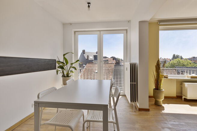 Cet appartement spacieux de 2 chambres, avec cave et emplacement de parking, est idéalement situé au 4ème étage, en plein centre de Strombeek-Bever.

Il dispose à la fois d'une terrasse et d'un balcon, parfaits pour ceux qui aiment les espaces extér