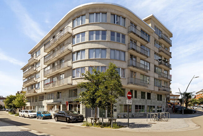 Cet appartement spacieux de 2 chambres, avec cave et emplacement de parking, est idéalement situé au 4ème étage, en plein centre de Strombeek-Bever.

Il dispose à la fois d'une terrasse et d'un balcon, parfaits pour ceux qui aiment les espaces extér