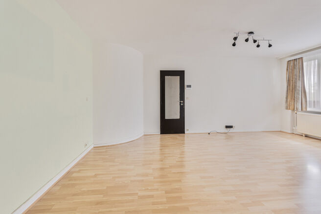 Cet appartement entièrement prêt à emménager est situé au quatrième étage. Avec ses deux chambres et sa terrasse,
cette propriété offre un confort de vie contemporain dans un quartier animé.

L'appartement est en excellent état et dispose d'une