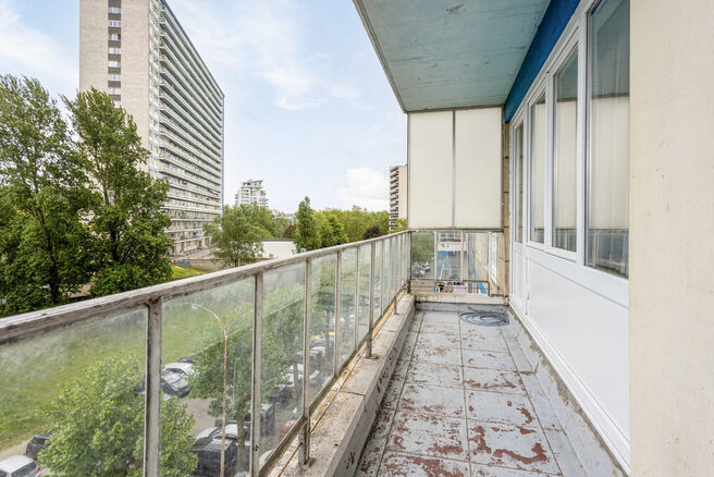 Cet appartement entièrement prêt à emménager est situé au quatrième étage. Avec ses deux chambres et sa terrasse,
cette propriété offre un confort de vie contemporain dans un quartier animé.

L'appartement est en excellent état et dispose d'une