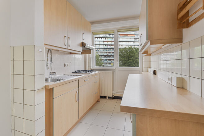 Cet appartement entièrement prêt à emménager est situé au quatrième étage. Avec ses deux chambres et sa terrasse,
cette propriété offre un confort de vie contemporain dans un quartier animé.

L'appartement est en excellent état et dispose d'une