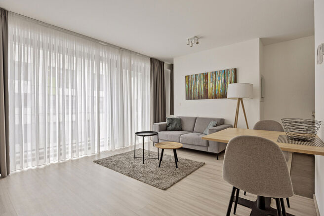 Cet appartement d'une chambre récemment construit bénéficie d'un emplacement excellent, juste en face du Quartier de Quais, à proximité de Tour & Taxis et de la place Roger.

Situé au quatrième étage, l'appartement offre une terrasse orientée sud