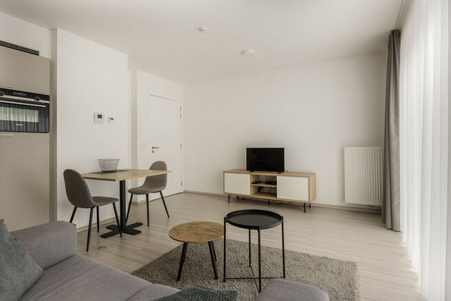 Cet appartement d'une chambre récemment construit bénéficie d'un emplacement excellent, juste en face du Quartier de Quais, à proximité de Tour & Taxis et de la place Roger.

Situé au quatrième étage, l'appartement offre une terrasse orientée sud