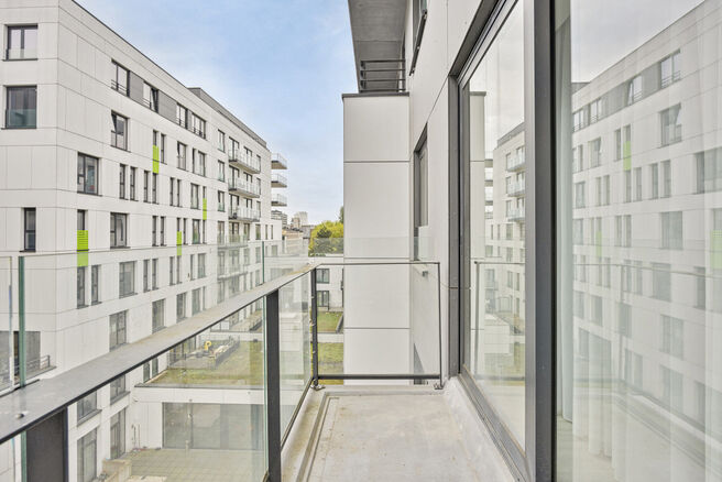 Cet appartement d'une chambre récemment construit bénéficie d'un emplacement excellent, juste en face du Quartier de Quais, à proximité de Tour & Taxis et de la place Roger.

Situé au quatrième étage, l'appartement offre une terrasse orientée sud