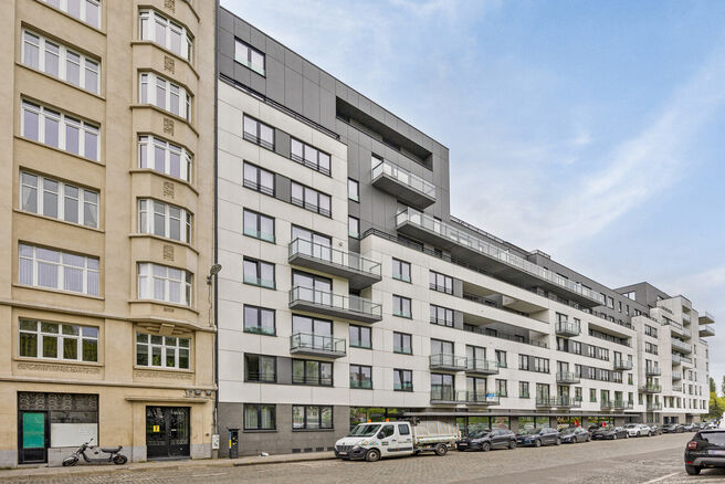 Cet appartement d'une chambre récemment construit bénéficie d'un emplacement excellent, juste en face du Quartier de Quais, à proximité de Tour & Taxis et de la place Roger.

Situé au quatrième étage, l'appartement offre une terrasse orientée sud