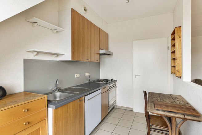 Cet appartement de deux chambres est idéalement situé près de Tour & Taxis et du quartier branché du canal. Ce quartier est en plein développement et vous pourrez bientôt profiter du tout nouveau Becopark, à seulement 88 mètres.

En entrant dans l