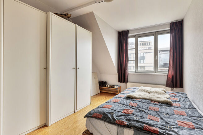 Cet appartement de deux chambres est idéalement situé près de Tour & Taxis et du quartier branché du canal. Ce quartier est en plein développement et vous pourrez bientôt profiter du tout nouveau Becopark, à seulement 88 mètres.

En entrant dans l