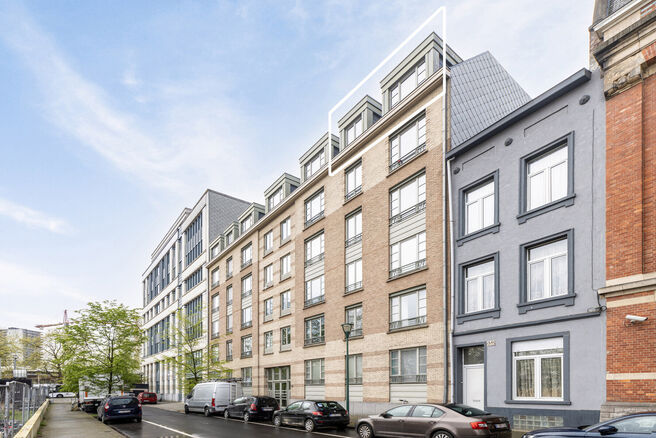 Cet appartement de deux chambres est idéalement situé près de Tour & Taxis et du quartier branché du canal. Ce quartier est en plein développement et vous pourrez bientôt profiter du tout nouveau Becopark, à seulement 88 mètres.

En entrant dans l