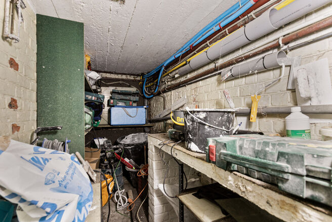 Cet appartement deux chambres idéalement situé se trouve à deux pas de la prestigieuse Avenue Molière et de l'emblématique Altitude 100.
L'appartement fait partie d'une petite copropriété avec seulement trois unités résidentielles.

La dispositio