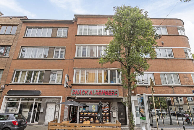 Cet appartement deux chambres idéalement situé se trouve à deux pas de la prestigieuse Avenue Molière et de l'emblématique Altitude 100.
L'appartement fait partie d'une petite copropriété avec seulement trois unités résidentielles.

La dispositio