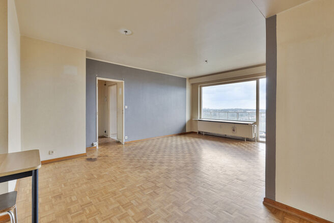 Cet appartement deux chambres avec une grande terrasse de 15 m² se trouve au 18e étage et offre une vue panoramique phénoménale sur Bruxelles.
Situé dans un environnement résidentiel et verdoyant, vous profitez ici de calme et de confort.

En entran