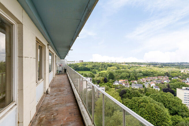 Cet appartement deux chambres avec une grande terrasse de 15 m² se trouve au 18e étage et offre une vue panoramique phénoménale sur Bruxelles.
Situé dans un environnement résidentiel et verdoyant, vous profitez ici de calme et de confort.

En entran