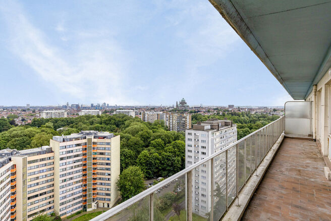 Cet appartement deux chambres avec une grande terrasse de 15 m² se trouve au 18e étage et offre une vue panoramique phénoménale sur Bruxelles.
Situé dans un environnement résidentiel et verdoyant, vous profitez ici de calme et de confort.

En entran