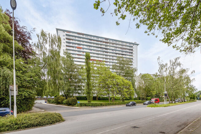 Cet appartement deux chambres avec une grande terrasse de 15 m² se trouve au 18e étage et offre une vue panoramique phénoménale sur Bruxelles.
Situé dans un environnement résidentiel et verdoyant, vous profitez ici de calme et de confort.

En entran