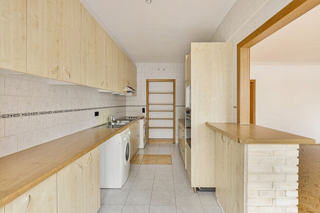 Cet appartement, avec deux terrasses et un garage, est situé au 2ème étage d'une petite copropriété.

La disposition est la suivante : un hall d'entrée central avec des placards encastrés et un espace dressing. Depuis le hall, vous accédez à l'es