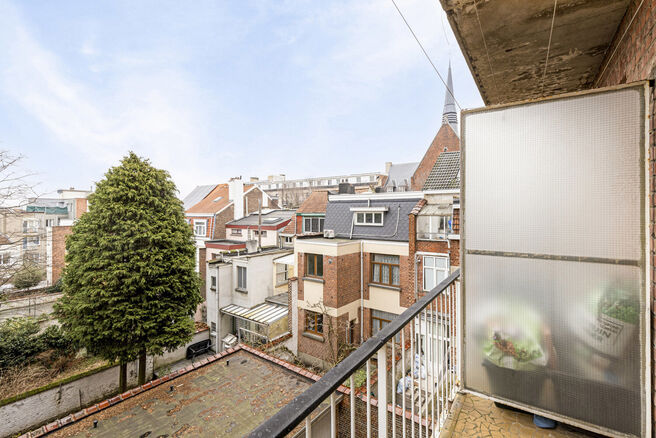 Cet appartement, avec deux terrasses et un garage, est situé au 2ème étage d'une petite copropriété.

La disposition est la suivante : un hall d'entrée central avec des placards encastrés et un espace dressing. Depuis le hall, vous accédez à l'es