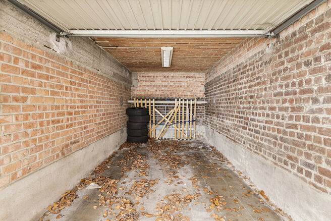 Cet appartement, avec deux terrasses et un garage, est situé au 2ème étage d'une petite copropriété.

La disposition est la suivante : un hall d'entrée central avec des placards encastrés et un espace dressing. Depuis le hall, vous accédez à l'es