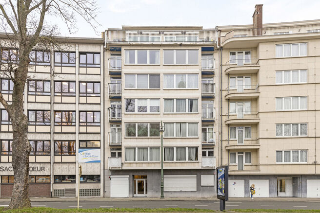 Cet appartement, avec deux terrasses et un garage, est situé au 2ème étage d'une petite copropriété.

La disposition est la suivante : un hall d'entrée central avec des placards encastrés et un espace dressing. Depuis le hall, vous accédez à l'es