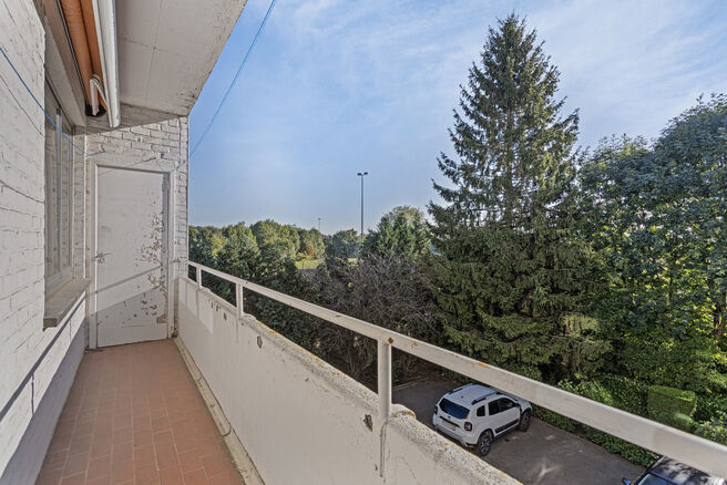 Cet appartement d'angle prêt à emménager, avec deux chambres, deux terrasses et un garage privé, est situé au deuxième étage d'une copropriété à échelle réduite, en campagne.

Disposition : En entrant, le hall central mène à toutes les pièc