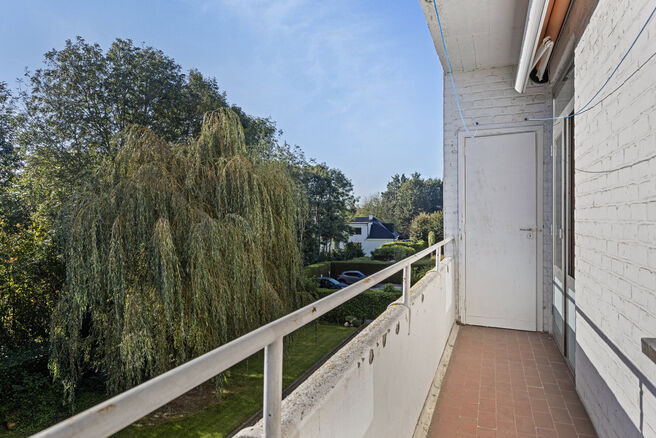 Cet appartement d'angle prêt à emménager, avec deux chambres, deux terrasses et un garage privé, est situé au deuxième étage d'une copropriété à échelle réduite, en campagne.

Disposition : En entrant, le hall central mène à toutes les pièc