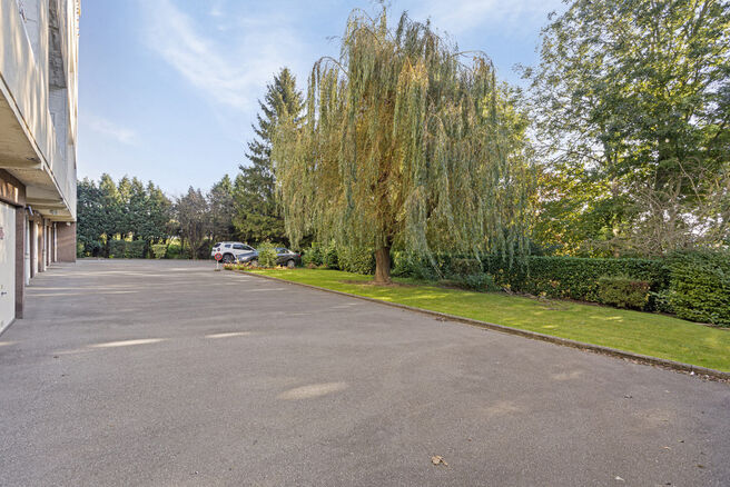 Cet appartement d'angle prêt à emménager, avec deux chambres, deux terrasses et un garage privé, est situé au deuxième étage d'une copropriété à échelle réduite, en campagne.

Disposition : En entrant, le hall central mène à toutes les pièc