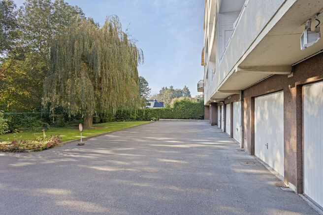 Cet appartement d'angle prêt à emménager, avec deux chambres, deux terrasses et un garage privé, est situé au deuxième étage d'une copropriété à échelle réduite, en campagne.

Disposition : En entrant, le hall central mène à toutes les pièc