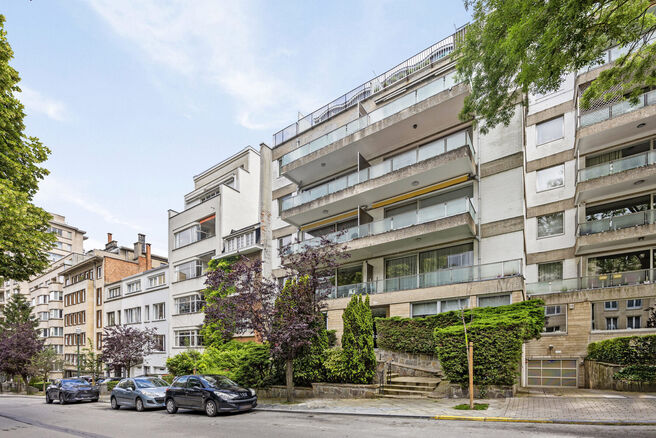 Cet appartement de 2 chambres magnifiquement fini, situé dans le quartier recherché de Solbosch, offre une opportunité unique de vivre près du vert Bois de la Cambre, de l'Abbaye de la Cambre et de la prestigieuse Avenue Louise. L'appartement est situ