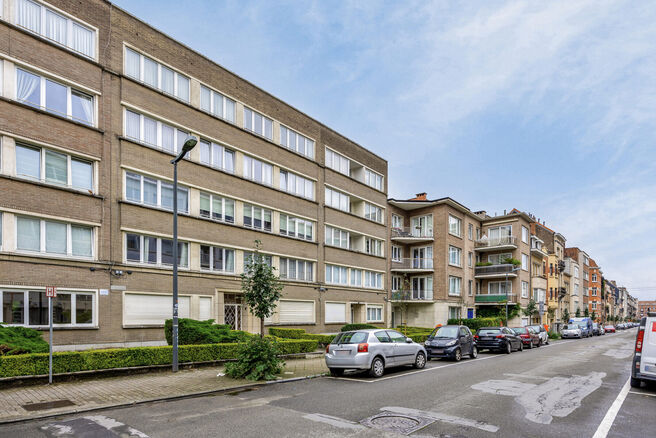 Cet appartement de 3 chambres avec terrasse, idéalement situé entre l'avenue prestigieuse Molière et l'avenue Louis Lepoutre,
se trouve au 1er étage d'une petite copropriété.
Le bois de la Cambre se trouve à moins de 700 mètres, contribuant à l'e