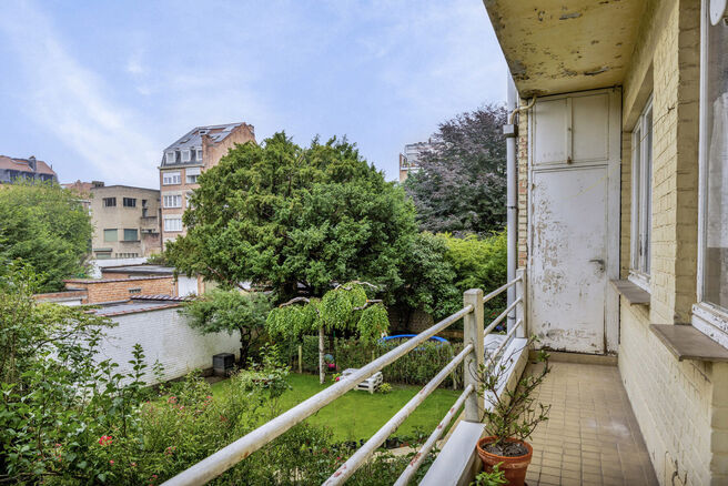 Cet appartement de 3 chambres avec terrasse, idéalement situé entre l'avenue prestigieuse Molière et l'avenue Louis Lepoutre,
se trouve au 1er étage d'une petite copropriété.
Le bois de la Cambre se trouve à moins de 700 mètres, contribuant à l'e