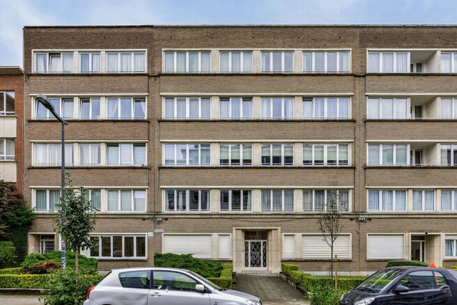 Cet appartement de 3 chambres avec terrasse, idéalement situé entre l'avenue prestigieuse Molière et l'avenue Louis Lepoutre,
se trouve au 1er étage d'une petite copropriété.
Le bois de la Cambre se trouve à moins de 700 mètres, contribuant à l'e