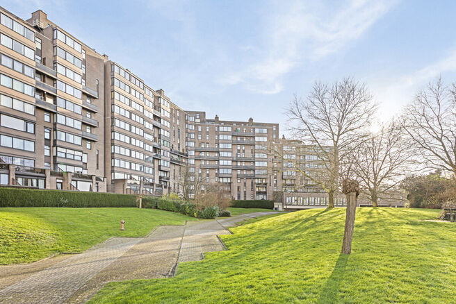 Cet appartement deux chambres, situé au 7ème étage d'une copropriété, est idéal pour ceux qui recherchent un appartement prêt à emménager ou un investissement intéressant. Grâce à son excellente situation à proximité des commerces, des écol