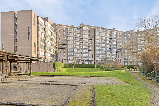 Cet appartement deux chambres, situé au 7ème étage d'une copropriété, est idéal pour ceux qui recherchent un appartement prêt à emménager ou un investissement intéressant. Grâce à son excellente situation à proximité des commerces, des écol