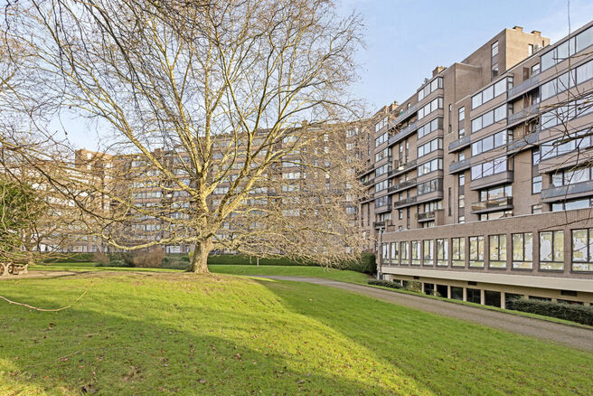 Cet appartement deux chambres, situé au 7ème étage d'une copropriété, est idéal pour ceux qui recherchent un appartement prêt à emménager ou un investissement intéressant. Grâce à son excellente situation à proximité des commerces, des écol