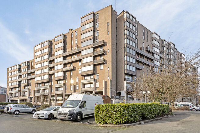 Cet appartement deux chambres, situé au 7ème étage d'une copropriété, est idéal pour ceux qui recherchent un appartement prêt à emménager ou un investissement intéressant. Grâce à son excellente situation à proximité des commerces, des écol