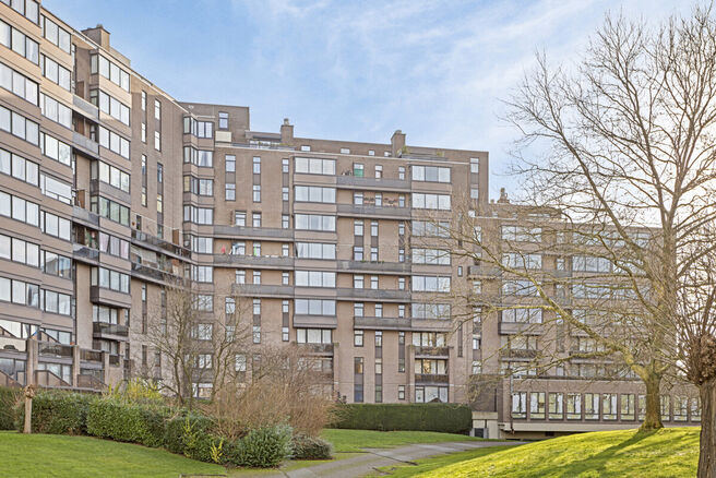 Cet appartement deux chambres, situé au 7ème étage d'une copropriété, est idéal pour ceux qui recherchent un appartement prêt à emménager ou un investissement intéressant. Grâce à son excellente situation à proximité des commerces, des écol