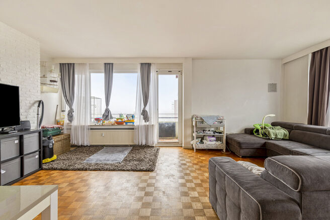 Cet appartement d’angle lumineux et prêt à emménager, situé dans un emplacement privilégié à Jette, offre pas moins de 3 chambres et deux agréables terrasses de 7,5 m² et 4,5 m².

Disposition

Le hall d’entrée donne accès aux différentes 