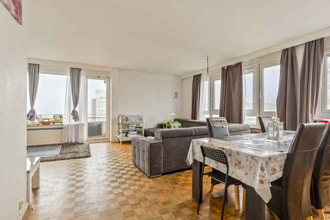 Cet appartement d’angle lumineux et prêt à emménager, situé dans un emplacement privilégié à Jette, offre pas moins de 3 chambres et deux agréables terrasses de 7,5 m² et 4,5 m².

Disposition

Le hall d’entrée donne accès aux différentes 