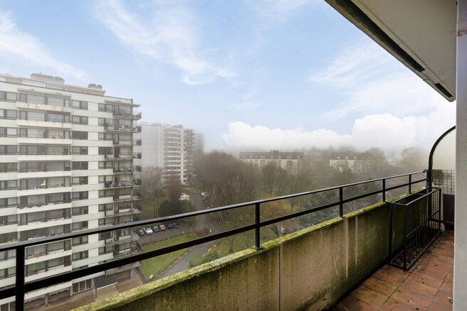 Cet appartement d’angle lumineux et prêt à emménager, situé dans un emplacement privilégié à Jette, offre pas moins de 3 chambres et deux agréables terrasses de 7,5 m² et 4,5 m².

Disposition

Le hall d’entrée donne accès aux différentes 