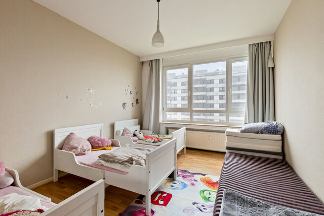 Cet appartement d’angle lumineux et prêt à emménager, situé dans un emplacement privilégié à Jette, offre pas moins de 3 chambres et deux agréables terrasses de 7,5 m² et 4,5 m².

Disposition

Le hall d’entrée donne accès aux différentes 