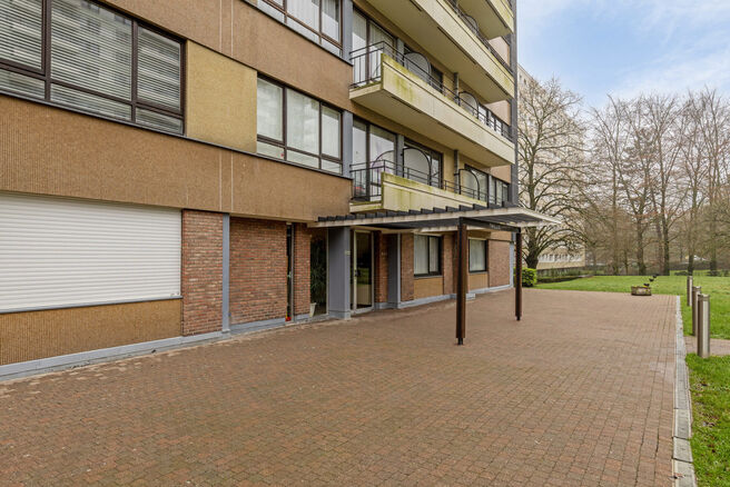 Cet appartement d’angle lumineux et prêt à emménager, situé dans un emplacement privilégié à Jette, offre pas moins de 3 chambres et deux agréables terrasses de 7,5 m² et 4,5 m².

Disposition

Le hall d’entrée donne accès aux différentes 