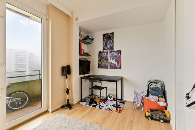 Cet appartement d’angle lumineux et prêt à emménager, situé dans un emplacement privilégié à Jette, offre pas moins de 3 chambres et deux agréables terrasses de 7,5 m² et 4,5 m².

Disposition

Le hall d’entrée donne accès aux différentes 