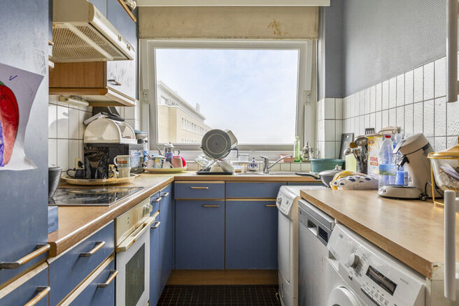 Cet appartement d’angle lumineux et prêt à emménager, situé dans un emplacement privilégié à Jette, offre pas moins de 3 chambres et deux agréables terrasses de 7,5 m² et 4,5 m².

Disposition

Le hall d’entrée donne accès aux différentes 