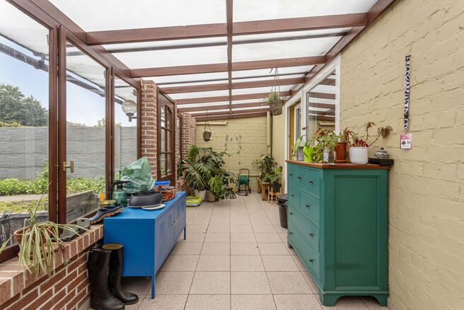 Cet appartement de plain-pied prêt à emménager offre une expérience de vie confortable avec deux chambres,
un garage intérieur et un jardin spacieux. Il est situé dans une rue à sens unique calme dans un quartier résidentiel de Vilvorde.
L'apparte