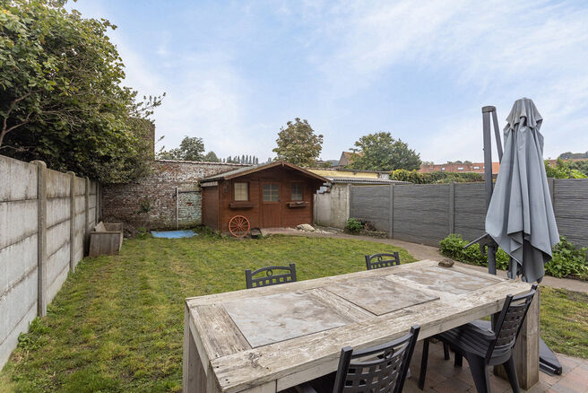 Cet appartement de plain-pied prêt à emménager offre une expérience de vie confortable avec deux chambres,
un garage intérieur et un jardin spacieux. Il est situé dans une rue à sens unique calme dans un quartier résidentiel de Vilvorde.
L'apparte