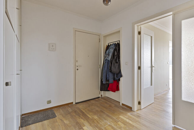 Dit ruime appartement met 2 slaapkamers, kelder en staanplaats is ideaal gelegen op de 4e verdieping,
midden in het centrum van Strombeek-Bever.

Het beschikt over zowel een terras als een balkon, perfect voor wie van buitenruimte houdt.
Doorheen het hele