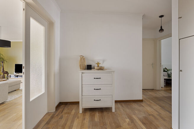 Dit ruime appartement met 2 slaapkamers, kelder en staanplaats is ideaal gelegen op de 4e verdieping,
midden in het centrum van Strombeek-Bever.

Het beschikt over zowel een terras als een balkon, perfect voor wie van buitenruimte houdt.
Doorheen het hele