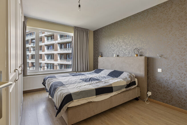 Dit ruime appartement met 2 slaapkamers, kelder en staanplaats is ideaal gelegen op de 4e verdieping,
midden in het centrum van Strombeek-Bever.

Het beschikt over zowel een terras als een balkon, perfect voor wie van buitenruimte houdt.
Doorheen het hele