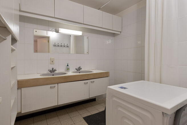 Dit ruime appartement met 2 slaapkamers, kelder en staanplaats is ideaal gelegen op de 4e verdieping,
midden in het centrum van Strombeek-Bever.

Het beschikt over zowel een terras als een balkon, perfect voor wie van buitenruimte houdt.
Doorheen het hele