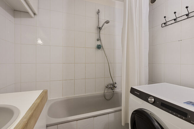 Dit ruime appartement met 2 slaapkamers, kelder en staanplaats is ideaal gelegen op de 4e verdieping,
midden in het centrum van Strombeek-Bever.

Het beschikt over zowel een terras als een balkon, perfect voor wie van buitenruimte houdt.
Doorheen het hele