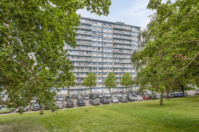 Dit volledig instapklare appartement is gelegen op de vierde verdieping.
Met zijn twee slaapkamers en terras biedt deze woning comfortabel en eigentijds wonen in een bruisende buurt.

Het appartement verkeert in uitstekende staat en is praktisch ingedeeld